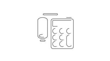 Siyah çizgi hesap makinesi simgesi beyaz arkaplanda izole edildi. Muhasebe sembolü. İş hesaplamaları matematik eğitimi ve finans. 4K Video hareketli grafik canlandırması.