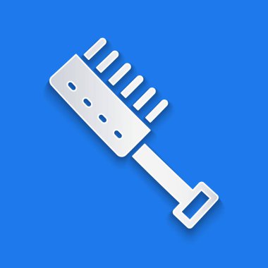 Kağıt kesiği Sauna fırçası simgesi mavi arkaplanda izole edildi. Banyoda yıkanmak için kaba kıllı ahşap bir fırça. Selülit önleyici masaj. Kağıt sanatı tarzı. Vektör.