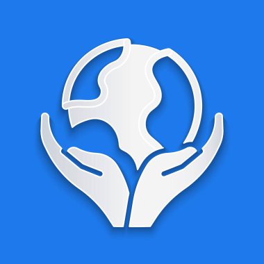 Kağıt kesiği, mavi arka planda Dünya 'nın ikonunu tutan insan eli. Dünya kavramını sakla. Kağıt sanatı tarzı. Vektör.