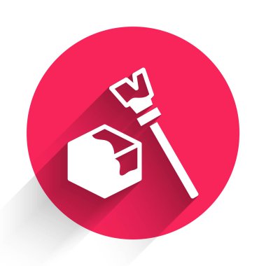 Uzun gölgeli beyaz Isome küp simgesi. Geometrik küp katı simge. 3 boyutlu kare işareti. Kutu sembolü. Kırmızı daire düğmesi. Vektör.