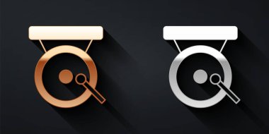 Siyah arka planda altın ve gümüş renkli boks gongu simgesi var. Boks zili. Uzun gölge tarzı. Vektör.