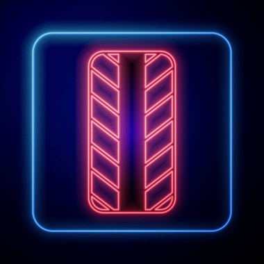 Parlayan neon araba tekerleği ikonu siyah arka planda izole edilmiş. Vektör.