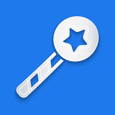 Kağıt kesiği Sihirli değnek simgesi mavi arkaplanda izole edildi. Yıldız şeklinde sihirli aksesuar. Sihirli güç. Kağıt sanatı tarzı. Vektör.