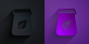 Kağıt kesikli çay ambalajı simgesi mor arkaplanda siyah üzerine izole edilmiş. Çayla birlikte kağıt poşet. Kağıt sanatı tarzı. Vektör.