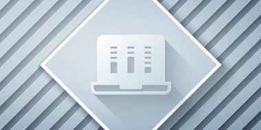 Kağıt kesim Ses veya ses kaydedici veya dizüstü bilgisayar simgesindeki düzenleyici yazılım gri arkaplanda izole edildi. Kağıt sanatı tarzı. Vektör.