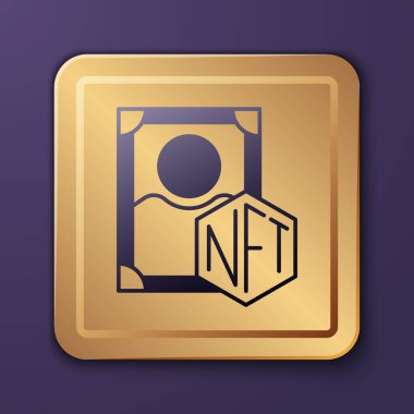 Mor NFT Dijital Şifreleme Sanatı simgesi mor arkaplanda izole edilmiş. Para iadesi olmayan jeton. Altın kare düğme. Vektör.