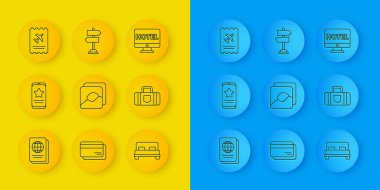 Pasaport Mobil Hattı 'nı gözden geçirme dereceli Büyük Yatak Çantalı Havayolu bileti Online otel rezervasyonu ve Yol trafik işareti ikonu ile ayarla. Vektör.