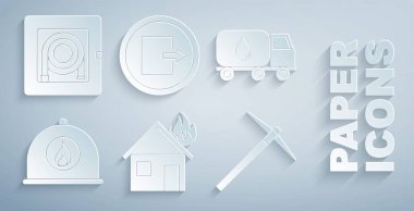 Yanan evde yangın çıkar. Su kamyonu, itfaiyeci kaskı, kazma çıkışı ve hortum dolabı ikonu. Vektör.