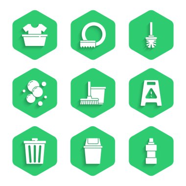 Temizlik ajansı için çöp tenekesi şişesini hazırla. Sabun köpüğü, tuvalet fırçası ve tişört ikonlu leğen. Vektör.