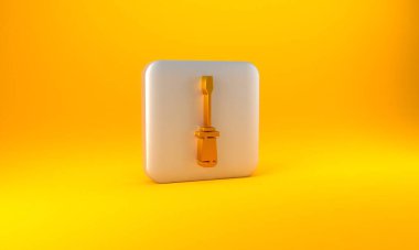 Sarı arkaplanda altın tornavida simgesi izole edildi. Servis aracı sembolü. Gümüş kare düğme. 3 Boyutlu resimleme.