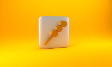 Sarı arka planda izole edilmiş tahta çubuk ikonunda altın köfteler. Etli şiş. Gümüş kare düğme. 3 Boyutlu resimleme.