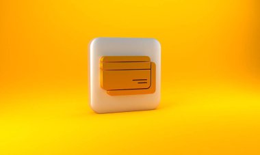Sarı arkaplanda altın kredi kartı simgesi izole edildi. Çevrimiçi ödeme. Nakit çekilmesi. Finansal operasyonlar. Alışveriş tabelası. Gümüş kare düğme. 3 Boyutlu resimleme.