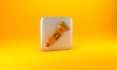 Sarı arkaplanda izole edilmiş altın el feneri simgesi. Gümüş kare düğme. 3 Boyutlu resimleme.