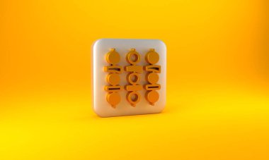 Sarı arka planda izole edilmiş altın ızgara şiş kebap. Şiş çubukta et kebabı. Izgara etle piknik. Gümüş kare düğme. 3 Boyutlu resimleme.