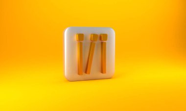 Sarı arkaplanda izole edilmiş altın kibrit simgesi. Gümüş kare düğme. 3 Boyutlu resimleme.