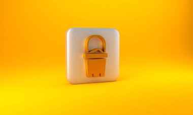 Sarı arka planda izole edilmiş kovadaki altın kum ikonu. Plastik çocuk oyuncağı. Yaz ikonu. Gümüş kare düğme. 3 Boyutlu resimleme.