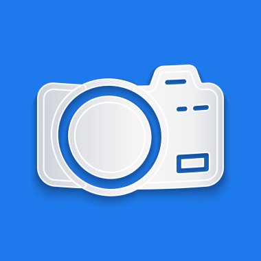 Kağıt kesiği Fotoğraf Makinesi simgesi mavi arkaplanda izole edildi. Foto kamera. Dijital fotoğrafçılık. Kağıt sanatı tarzı. Vektör.
