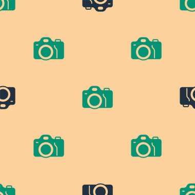 Yeşil ve siyah fotoğraf makinesi ikonu bej arkaplandaki kusursuz deseni izole etti. Foto kamera. Dijital fotoğrafçılık. Vektör.