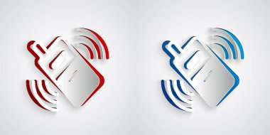 Kağıt kesiği, akıllı telefon, gri arka planda izole edilmiş cep telefonu simgesi. Kağıt sanatı tarzı. Vektör.