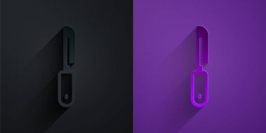 Kağıt kesiği simgesi mor arka planda siyah üzerine izole edilmiş. Çatal bıçak sembolü. Kağıt sanatı tarzı. Vektör.