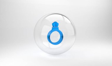 Gri zemin üzerinde mücevher simgesi olan Mavi Fantezi sihirli taş yüzük. Cam daire düğmesi. 3 Boyutlu resimleme.