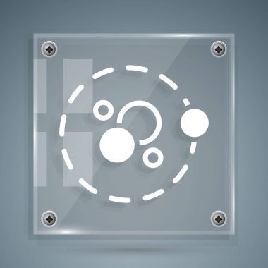 Beyaz Atom simgesi gri arkaplanda izole edildi. Bilimin, eğitimin, nükleer fiziğin, bilimsel araştırmaların sembolü. Kare cam paneller. Vektör.