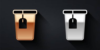 Siyah arka planda izole edilmiş çay poşeti ikonu olan altın ve gümüş kupa. Uzun gölge tarzı. Vektör.