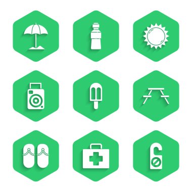 Dondurma ilk yardım çantasını ayarlayın lütfen piknik masasını sandaletlerle, terliklerle fotoğraf makinesi güneşiyle ve plaj ikonu için koruyucu şemsiyeyle rahatsız etmeyin. Vektör.