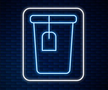 Tuğla duvarda izole edilmiş çay poşeti ikonu olan parlak neon çizgi bardağı. Vektör.