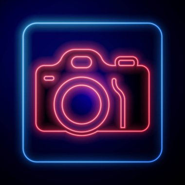 Siyah arkaplanda parlayan neon fotoğraf makinesi simgesi izole edildi. Foto kamera. Dijital fotoğrafçılık. Vektör.