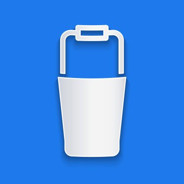 Kağıt kesiği Sauna kova ikonu mavi arka planda izole edilmiş. Kağıt sanatı tarzı. Vektör.