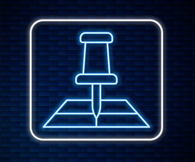 Parlayan neon hattı katlanmış harita ve tuğla duvar arka planında izole edilmiş konum belirleyici simgesi. Vektör.