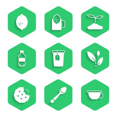 Çay poşeti çay kaşığı kurabiye ya da bisküvi şişesi suyu ve limon ikonu ile bardağı hazırla. Vektör.