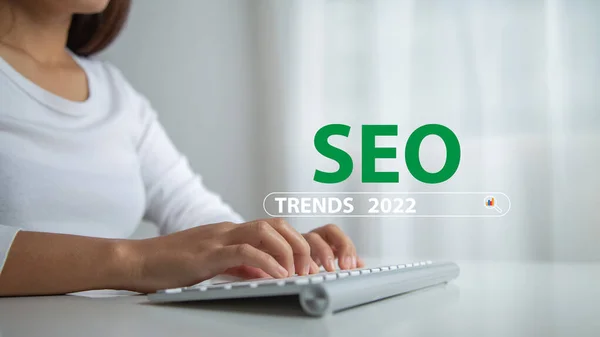 SEO, Arama Motoru optimizasyon trendleri 2022, trafik web sitesi internet teknolojisi konsepti sıralaması. Web sitesi üzerinde arama çubuğu ekranı olan yeşil renkli 
