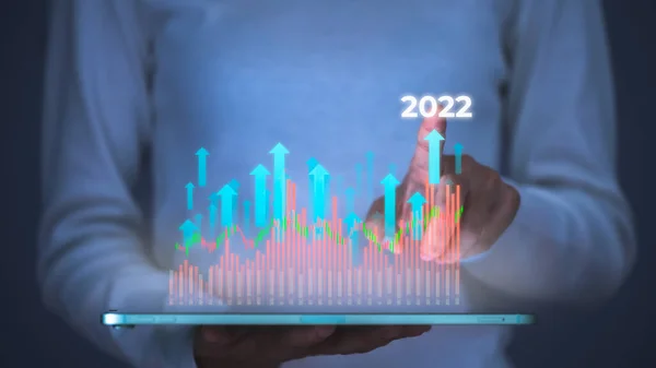 İş kadını 2022 iş ve veri analizini tablet üzerindeki sanal ekran üzerinden gösteriyor, ok grafiğini başarıya ve motivasyona yükselt. Küresel finansal pazarlama, büyüyen büyüme planı.