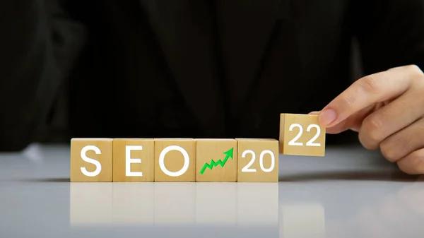 Seo Search Engine Optimization 2022 Hand Holding Wooden Block Rappresenta — Foto Stock