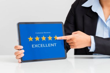 Tabletteki beş yıldızlı kadına el işareti. Mükemmel müşteri memnuniyeti, müşteri memnuniyeti kavramı.. 