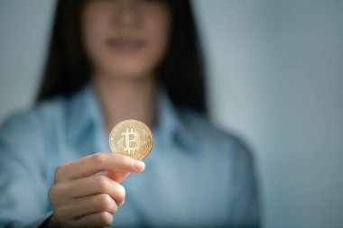 Bitcoins, Bitcoin kadının elinde, dijital şifreleme çevrimiçi, sanal gelecek para birimi kavramı. 