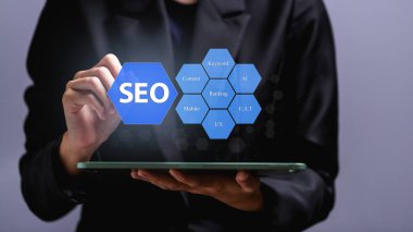 SEO Arama Motoru İyimserleştirme kavramı, web sitesindeki trafiği destekleyen insan eli, arama motorları veya tablet üzerinden SEO 'yu sıralamak için web sitenizi optimize etmek.