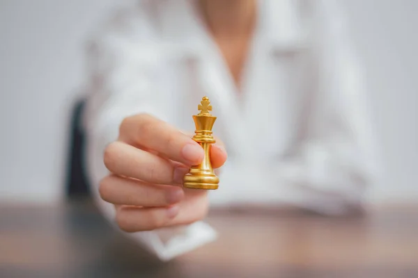 Hand Holding Golden Chess King King Wins Game Success Strategy — Fotografia de Stock
