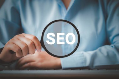 SEO Arama Motoru İyimserleştirme, Metin SEO ile büyüteç kullanan kadın, Web sitesindeki trafiği yükseltme kavramı, web sitenizi arama motorlarında sıralamaya göre optimize etme.