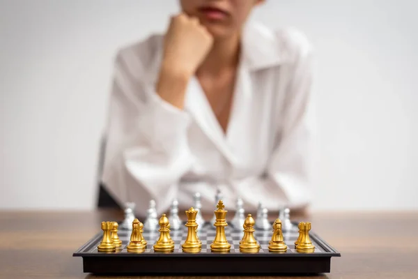 Vrouw Met Planningsstrategie Gouden Schaak Schaakbord Succes Management Bedrijfsplanning Leiderschap — Stockfoto