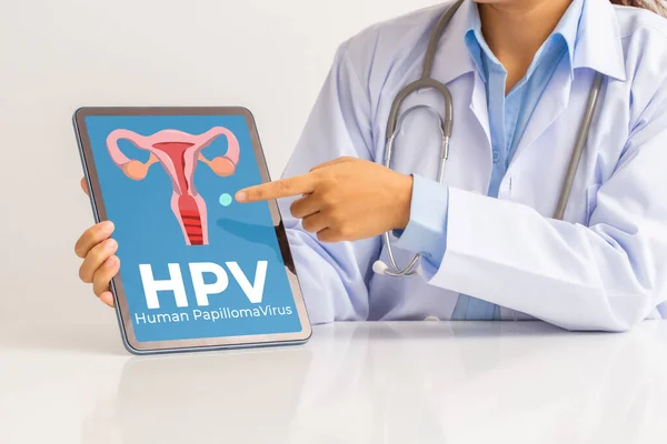 HPV (İnsan Papillomavirus) Kadın doktor bilgiyi açıklıyor ve tablet ekranda, virüslerde kadın sağlığı sorunlarına işaret ediyor..