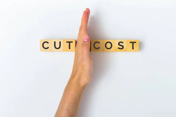 El yapımı ahşap blok ile metin CUT COST, tasarruf, iş, durgunluk, savurganlık, komisyon, nakit geri, vergiler, bütçe kesintileri kavramı.