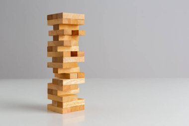 Kule ahşap blok, gri arka planda tahta bloklardan kule inşa eder..