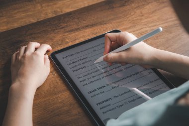 Kira sözleşmesi belge konsepti. Kira kontratını dijital form, kira sözleşmesi, anlaşma, elektronik imza, dijital imza, elektronik form, dijital form ile imzalayan kadın kiracı.