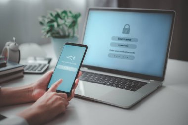 Kadın eli doğrulama süreci için tek seferlik bir parola girin, Mobil OTP güvenli doğrulama yöntemi, 2 adımlı kimlik doğrulama web sayfası.