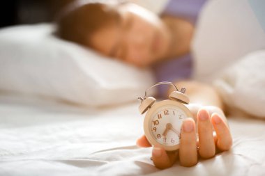 Sabah çalar saati Asyalı bir kadının elinde. Yatakta mışıl mışıl uyuyor. Yatak odasında beyaz çarşaflarla yumuşak beyaz yastığa sarılıyor..