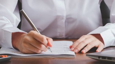 Yeni mezun olmuş bir kız öğrencinin başvuru formlarını doldurması..