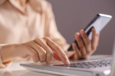 Kadın eli dizüstü bilgisayardaki doğrulama işlemi için tek seferlik bir parola girin, Mobil OTP güvenli doğrulama yöntemi, 2 adımlı kimlik doğrulama web sayfası, siber güvenlik güvenlik veri koruma işini kavramsallaştırma.
